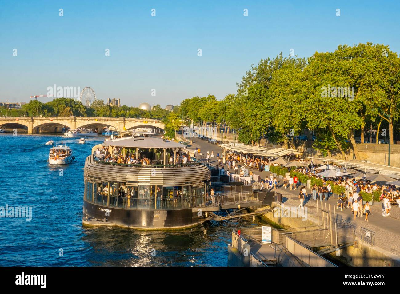 France, Paris, les rives de la Seine inscrites au patrimoine mondial par l'UNESCO, les quais du Port des Invalides, la péniche Le Flow Banque D'Images