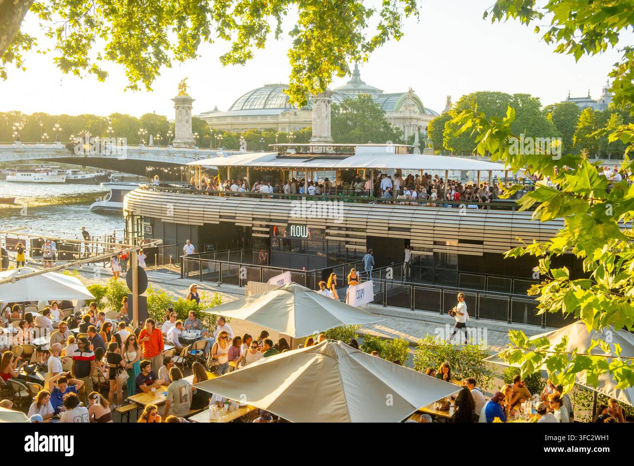 France, Paris, les rives de la Seine inscrites au patrimoine mondial par l'UNESCO, les quais du Port des Invalides, la péniche Le Flow Banque D'Images