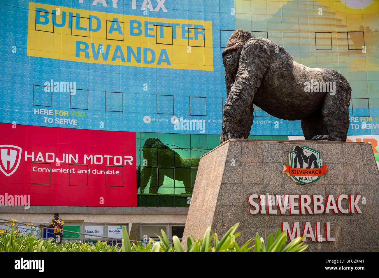 Rwanda, Kigali, centre-ville : le Silverback Mall, arborant une immense publicité appelant à « bâtir un meilleur Rwanda » et une statue d’un mâle dominant « Silverback » de gorille de montagne (Gorilla beringei beringei) avec un dos argenté Banque D'Images