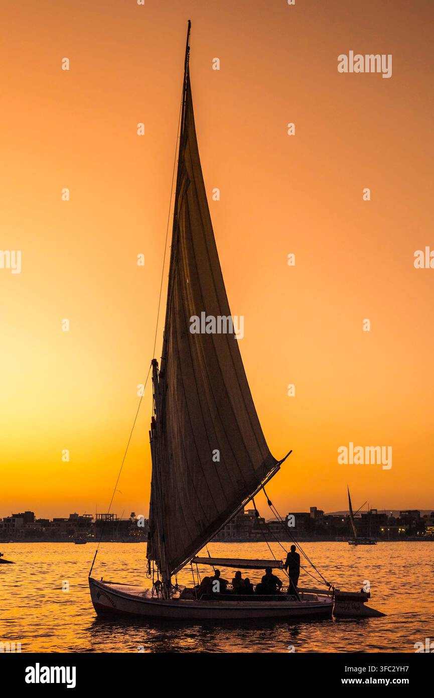 Égypte, Haut-Egypte, la vallée du Nil, Louxor, une felouque sur le Nil au coucher du soleil Banque D'Images