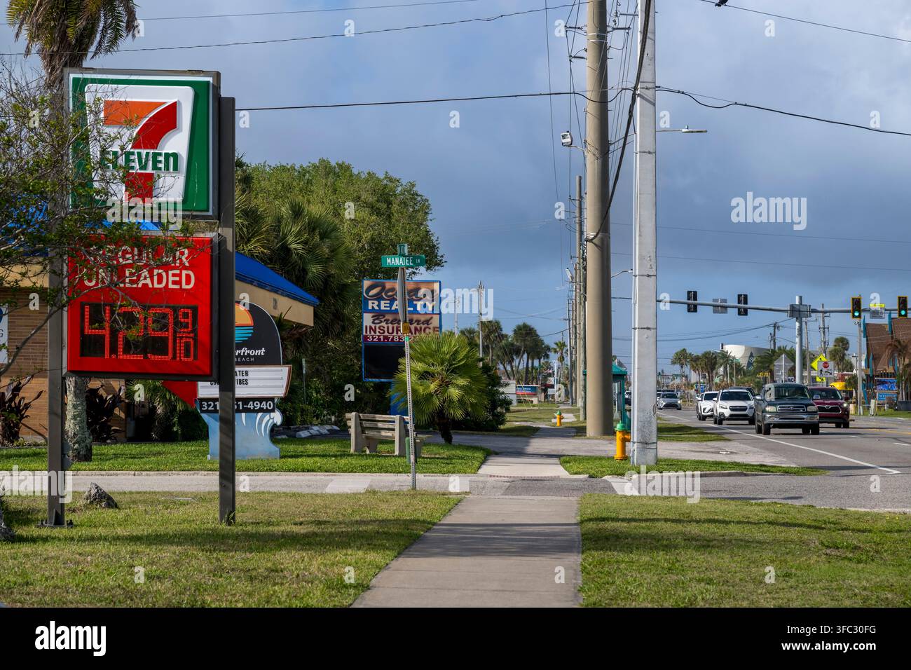 États-Unis, Floride, Cocoa Beach, station-service 7-Eleven et affichage du prix par gallon Banque D'Images