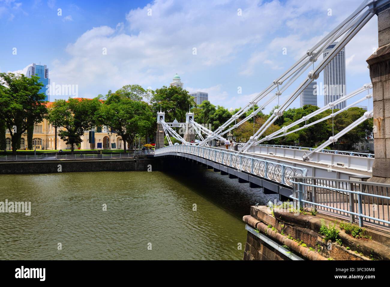Pont Cavenagh sur la rivière Singapour dans la ville de Singapour. Ancien monument de Singapour. Banque D'Images