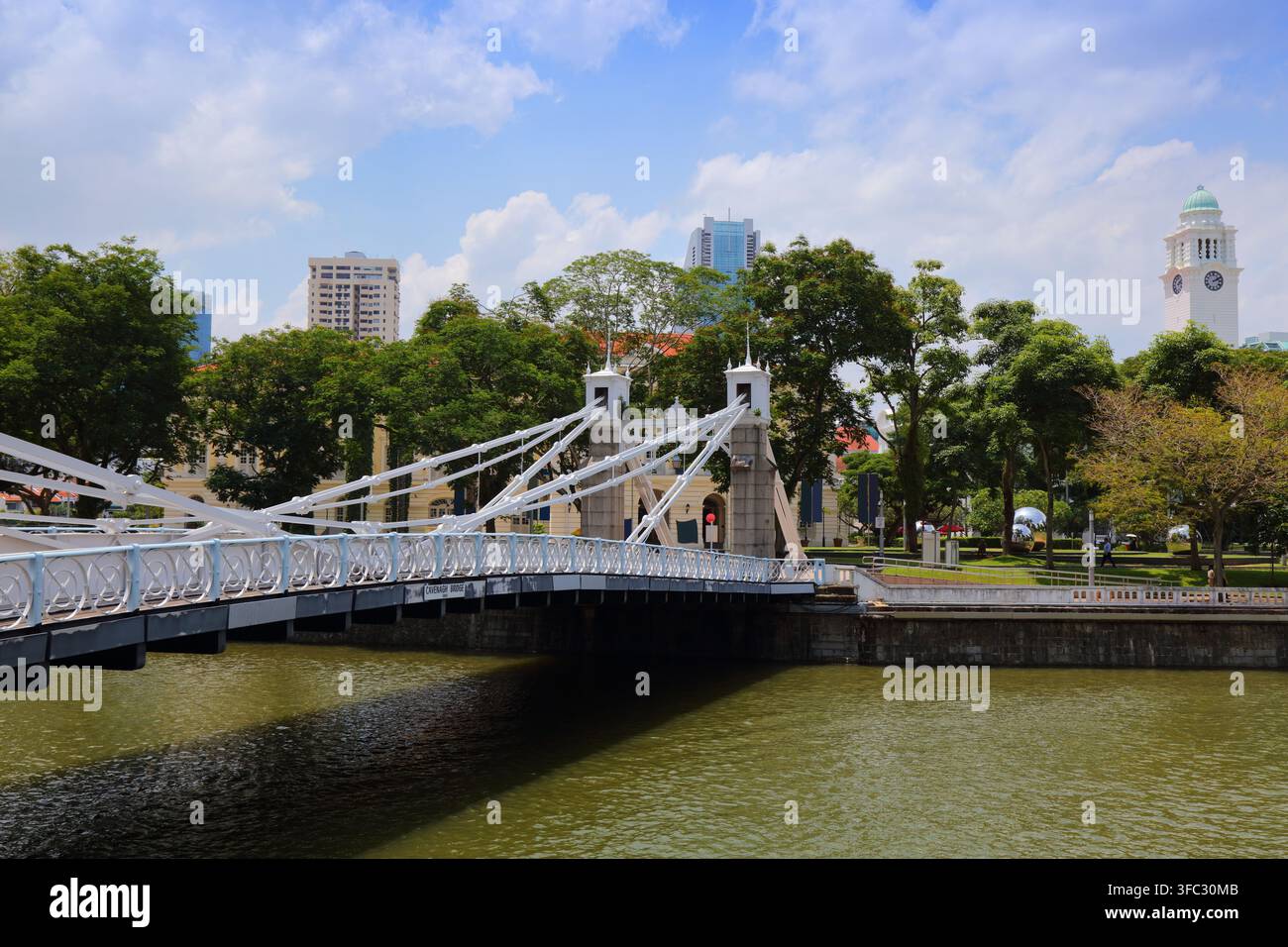Pont Cavenagh sur la rivière Singapour dans la ville de Singapour. Ancien monument de Singapour. Banque D'Images