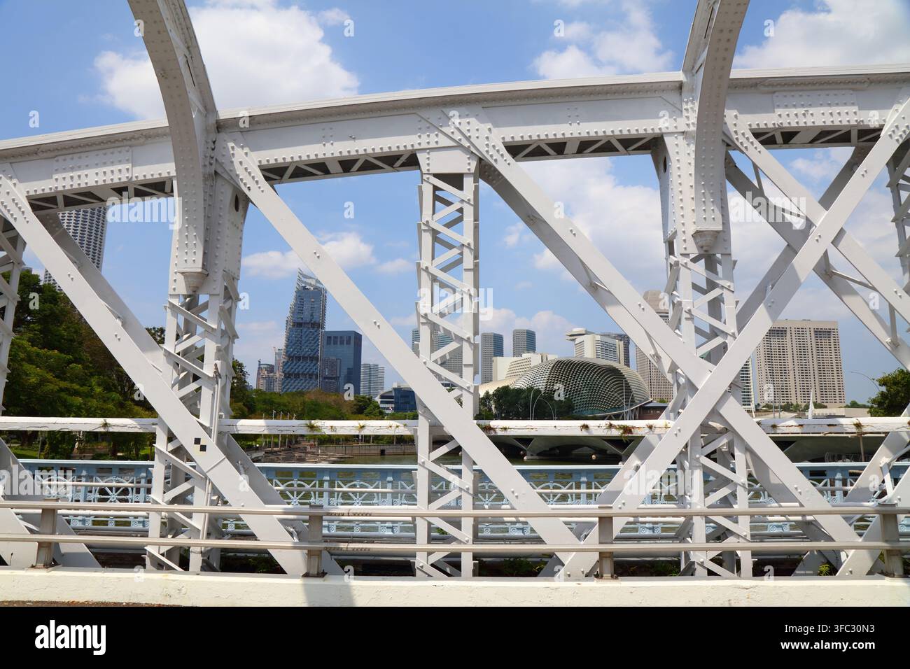 Pont Cavenagh sur la rivière Singapour dans la ville de Singapour. Ancien monument de Singapour. Banque D'Images