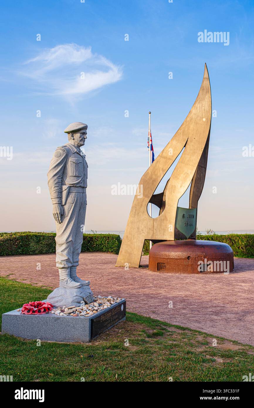 France, Calvados, Côte de Nacre, Ouistreham, La Flamme, monument symbolique de la Libération et hommage à Philippe Kieffer (1899-1962), officier de marine français ayant participé aux débarquements de Normandie en juin 1944 Banque D'Images