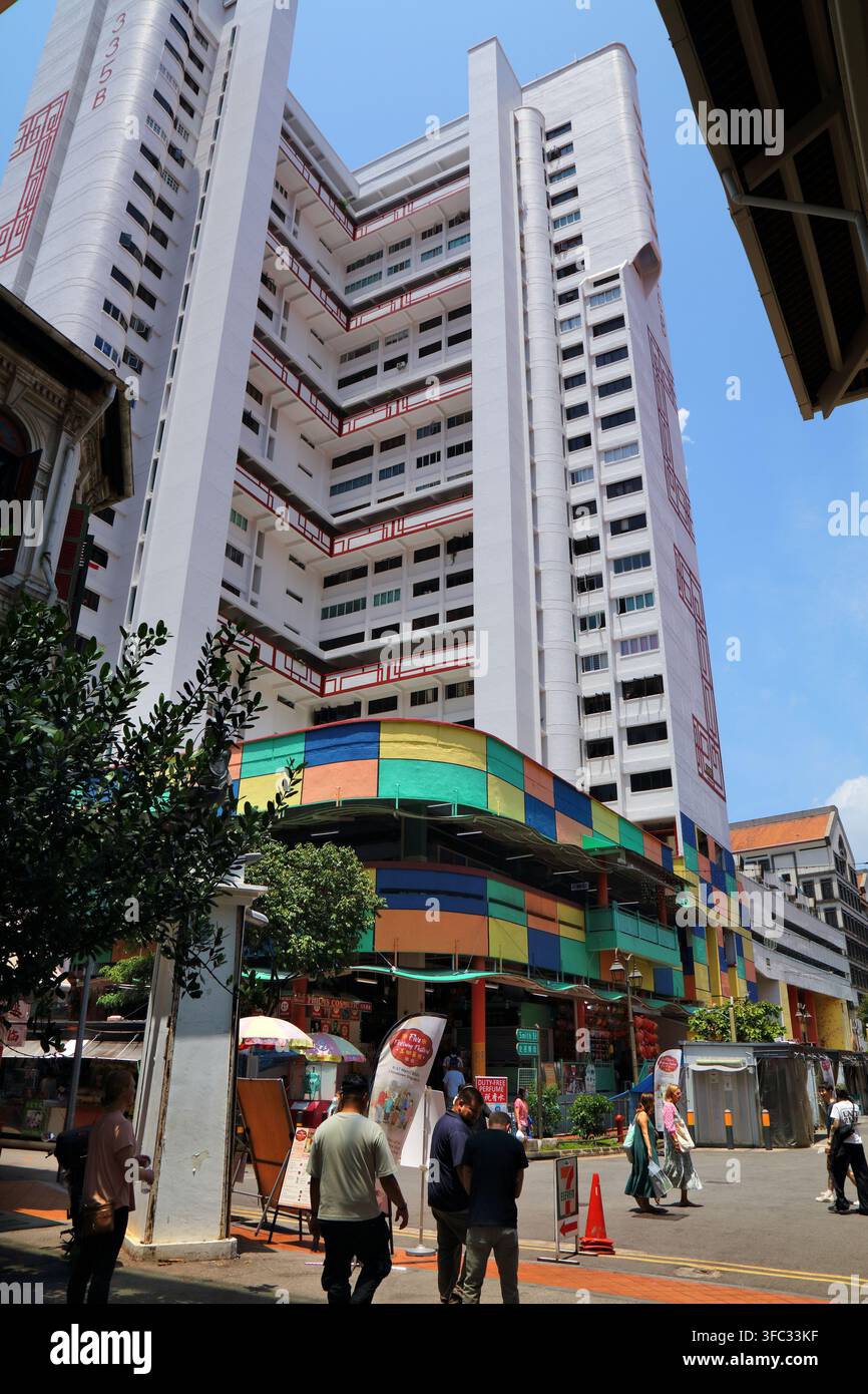 SINGAPOUR CITY, SINGAPOUR - 13 MARS 2024 : les gens visitent une rue commerçante dans le quartier Chinatown de Singapour City. Banque D'Images