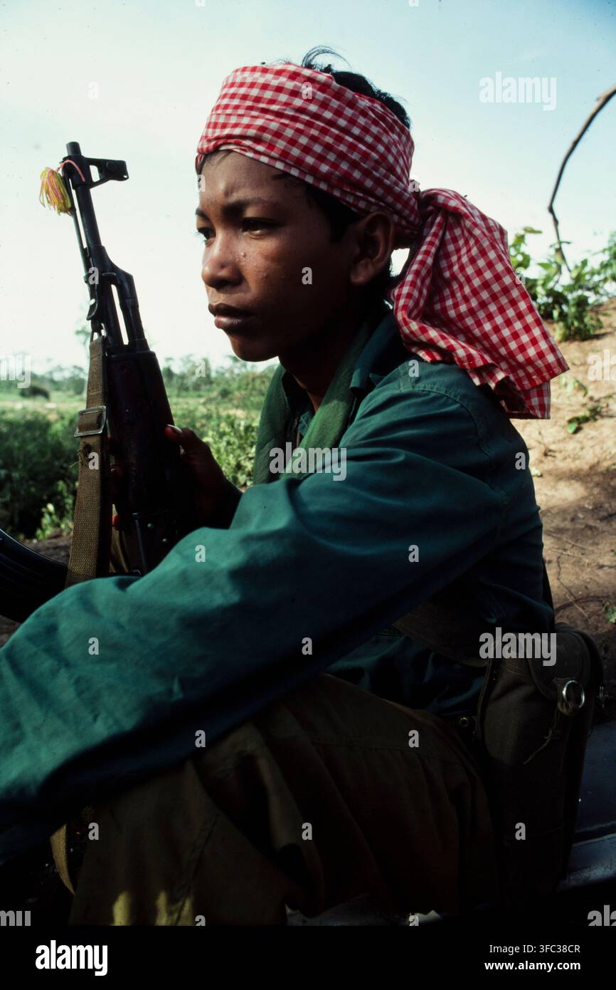 Seraï guérilleros khmers occupent une position élevée au cours de la lutte contre le camp de réfugiés de Nong Samet sur la frontière avec le Cambodge avec une faction rivale Banque D'Images