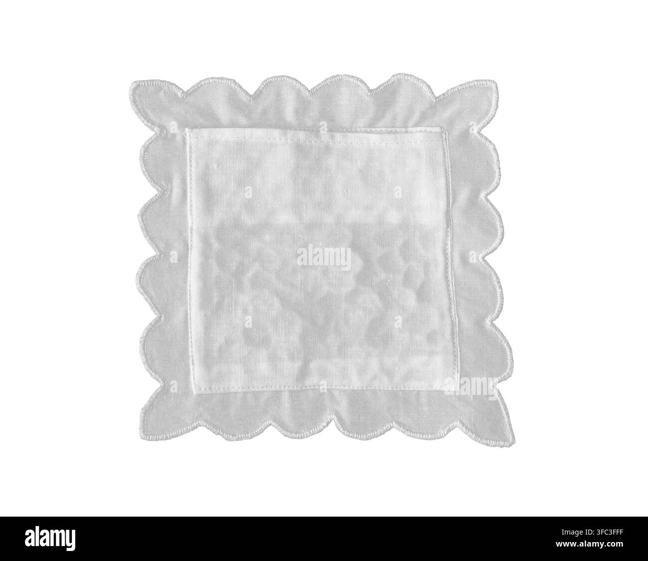 Serviette en tissu blanc avec bords festonnés sur fond blanc Banque D'Images