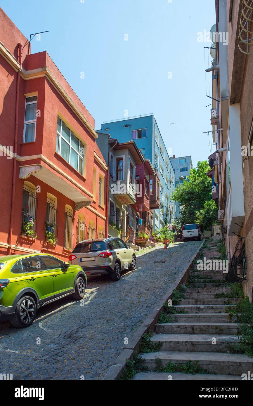 Maisons colorées dans le quartier de Kuzguncuk à Üsküdar, Istanbul, Turquie. En arrière-plan, maisons vernaculaires ottomanes de la fin du XIXe-début du XXe siècle Banque D'Images
