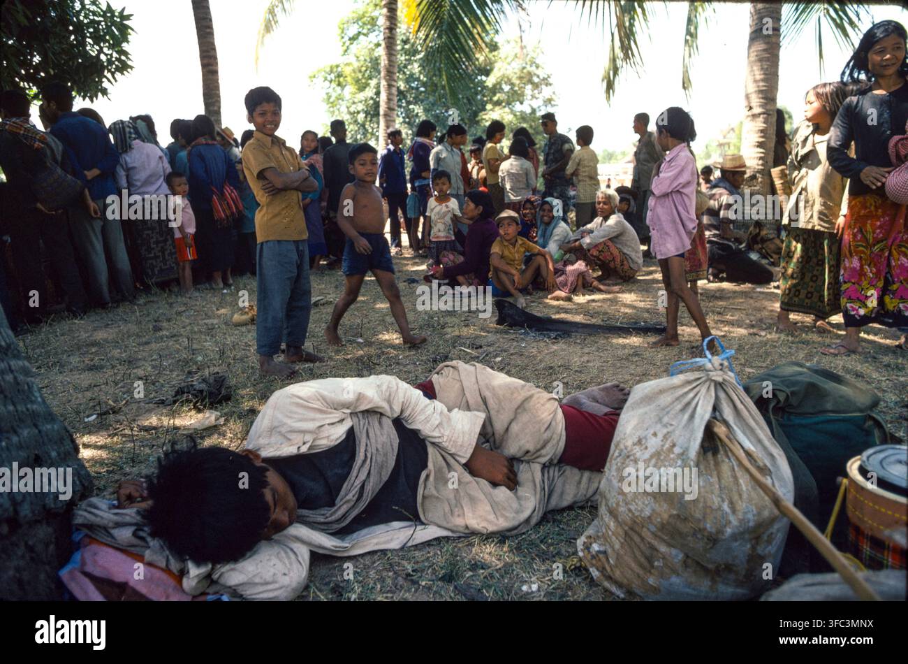 Réfugiés cambodgiens du Camp 007 à la frontière thaïlandaise, récemment arrivés au camp de réfugiés de Khao-I-Dang, en Thaïlande, prennent du repos, novembre 1979. Ouvert après l'invasion du Cambodge par le Vietnam, il a hébergé des dizaines de réfugiés cambodgiens et est devenu le plus grand centre de réfugiés à la frontière. Banque D'Images