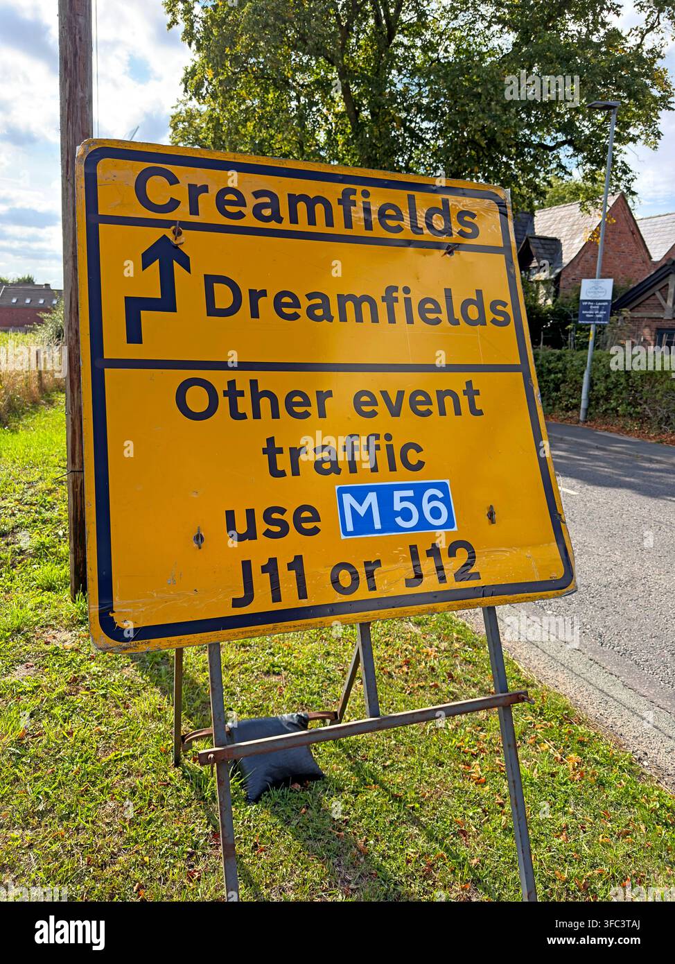 Panneau de direction du trafic du glamping Creamfields et Dreamfields à Daresbury, Cheshire, orientant les autres véhicules d'événement vers la M56 pendant le festival Banque D'Images