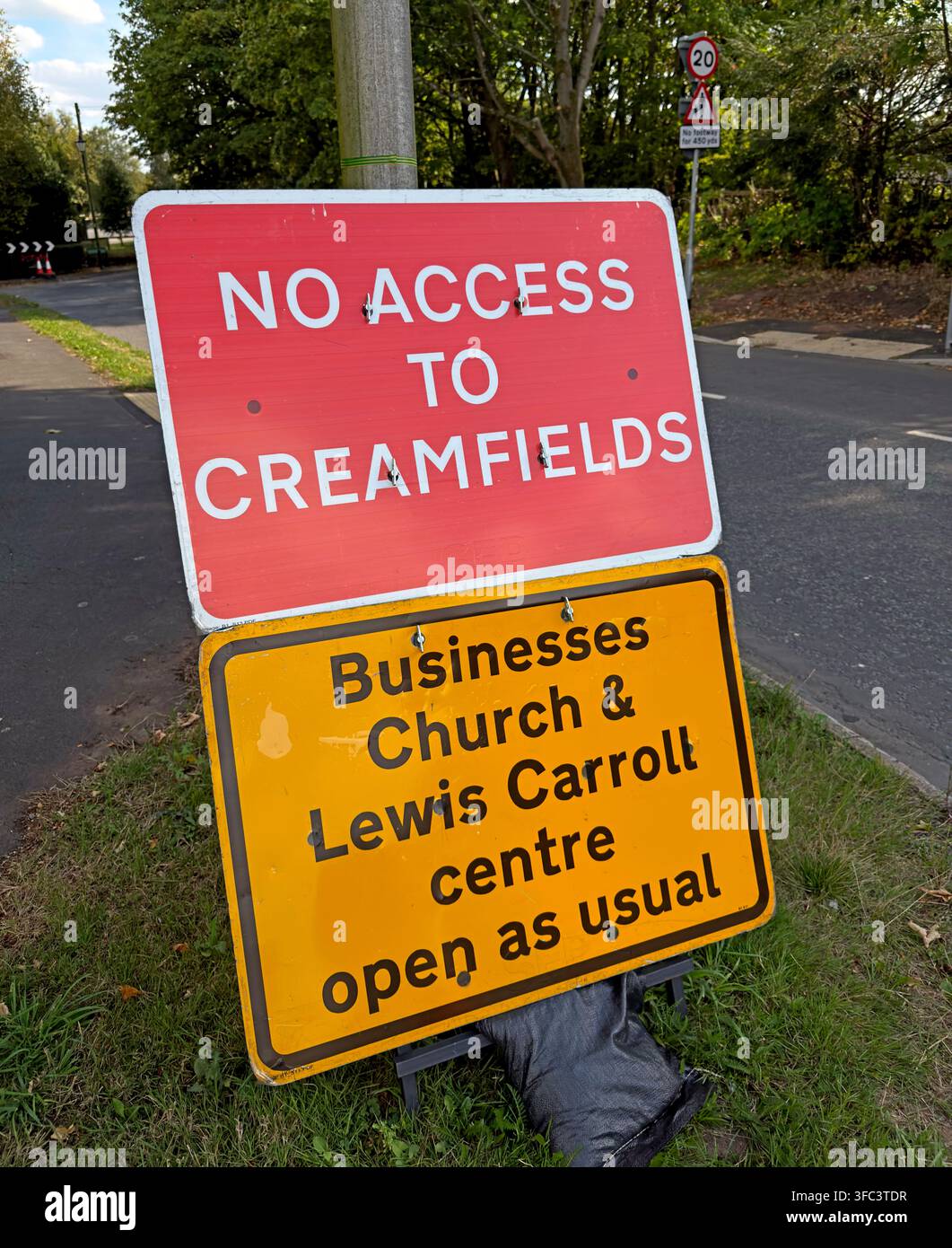 Le panneau du village de Daresbury indique que les entreprises, l'église All Saints et le centre Lewis Carroll restent ouverts malgré les restrictions de circulation de Creamfields. Banque D'Images