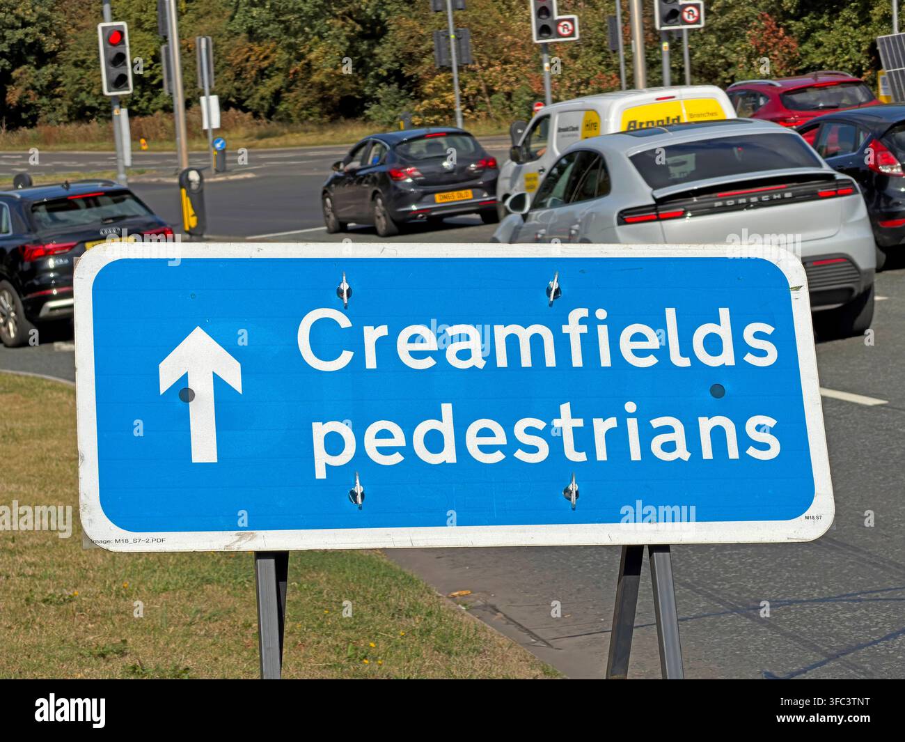 Panneau directionnel piétons Blue Creamfields à côté d'un trafic intense à Daresbury, Cheshire, pendant les préparatifs du festival en août 2026. Banque D'Images