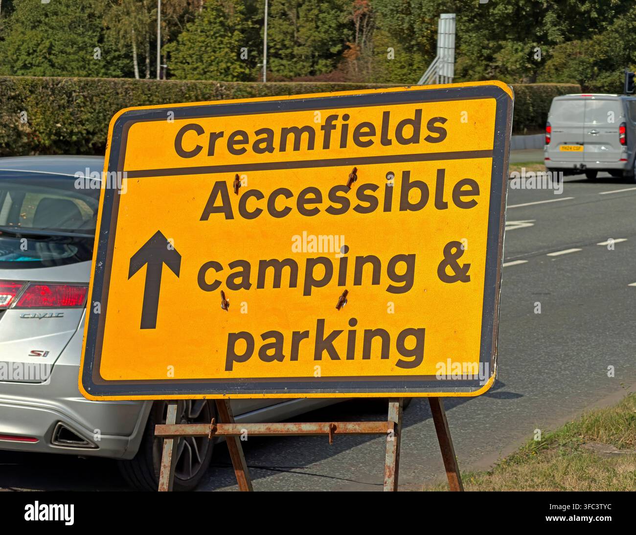 Panneau de direction vers le camping et le parking accessible Creamfields 2026 à Daresbury, Cheshire, pour les clients du festival handicapés. Banque D'Images