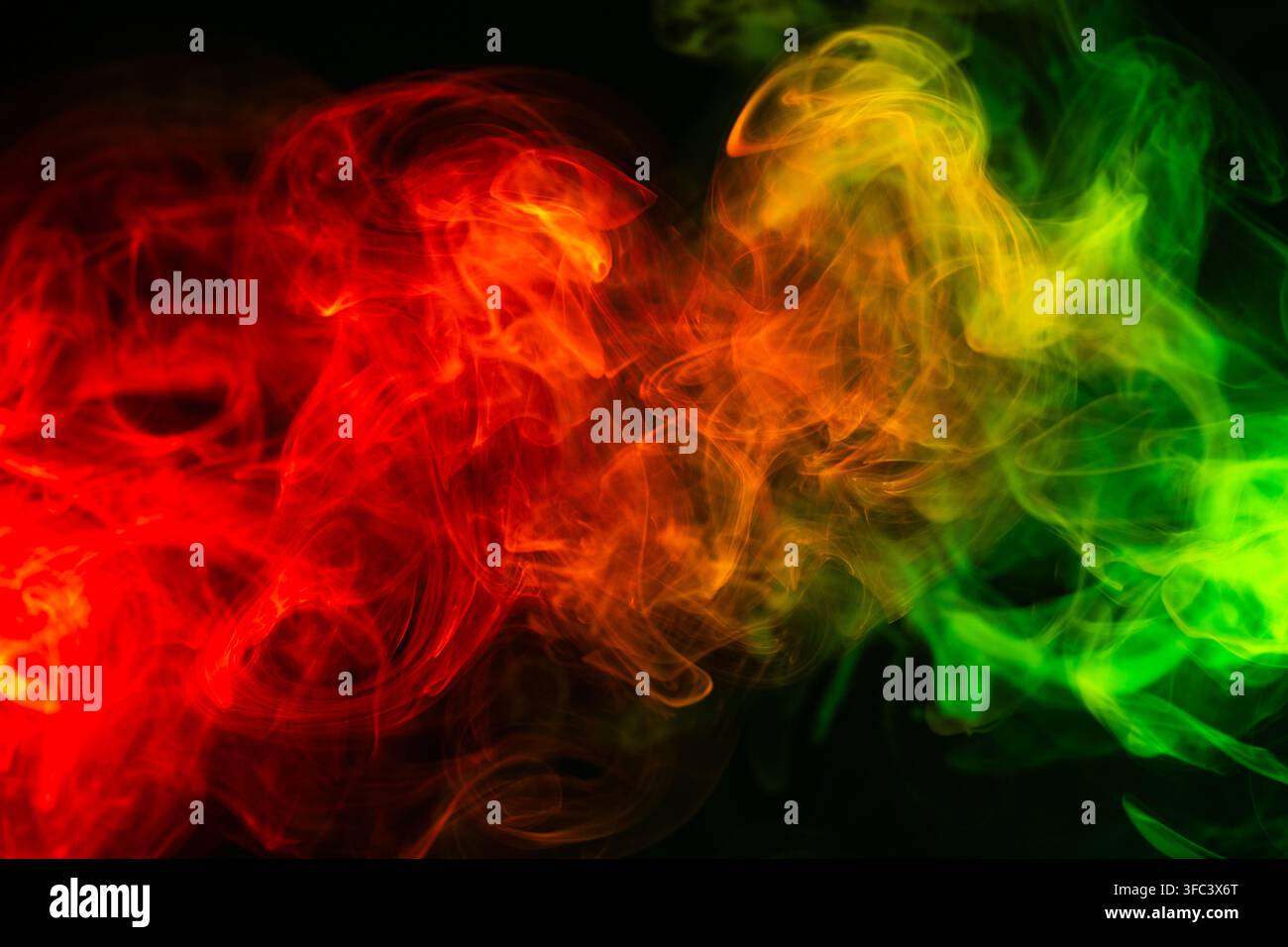 Fond abstrait de fumée coloré avec dégradé rouge, jaune et vert isolé sur noir. Banque D'Images
