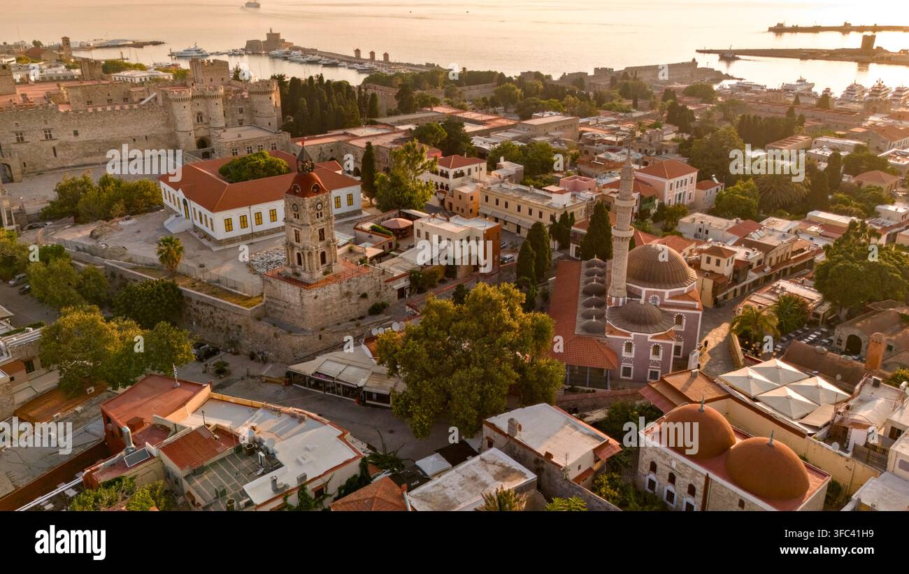Vue aérienne de la tour horloge Roloi, de la mosquée Suleymaniye et du palais du Grand Maître à Rhodes, Grèce. Banque D'Images