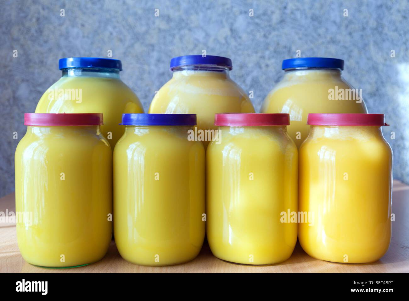Miel d'abeille dans un récipient en verre Banque D'Images