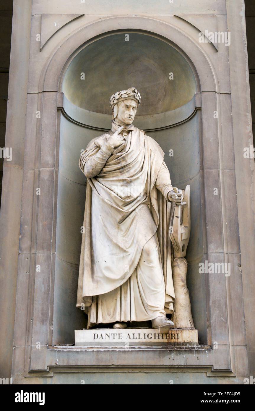 Florence, Toscane, Italie - 27 septembre 2021 : Vue frontale de la statue en marbre de Dante Alighieri sculptée par Emilio Demi dans une niche architecturale Banque D'Images
