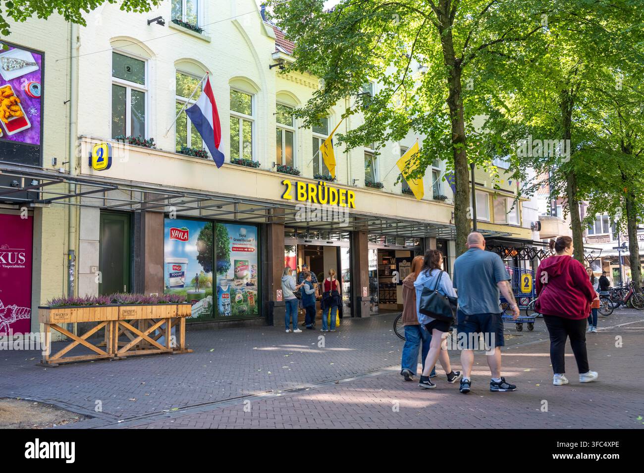 Le supermarché ‘Die Zwei Brüder’ à Venlo, l’une des principales attractions pour les excursionnistes allemands à Venlo ; un immense supermarché réparti sur deux niveaux Banque D'Images