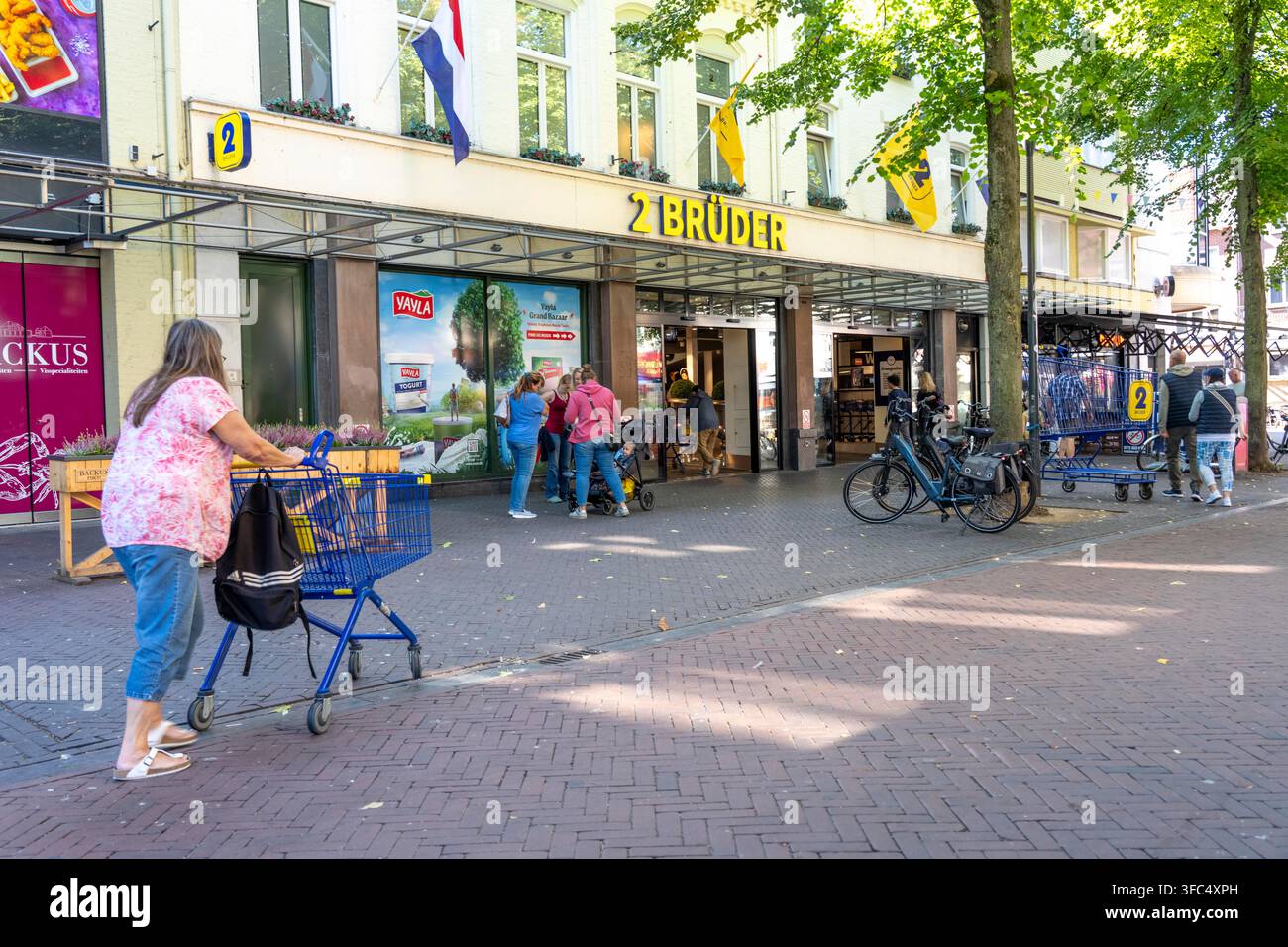 Le supermarché ‘Die Zwei Brüder’ à Venlo, l’une des principales attractions pour les excursionnistes allemands à Venlo ; un immense supermarché réparti sur deux niveaux Banque D'Images