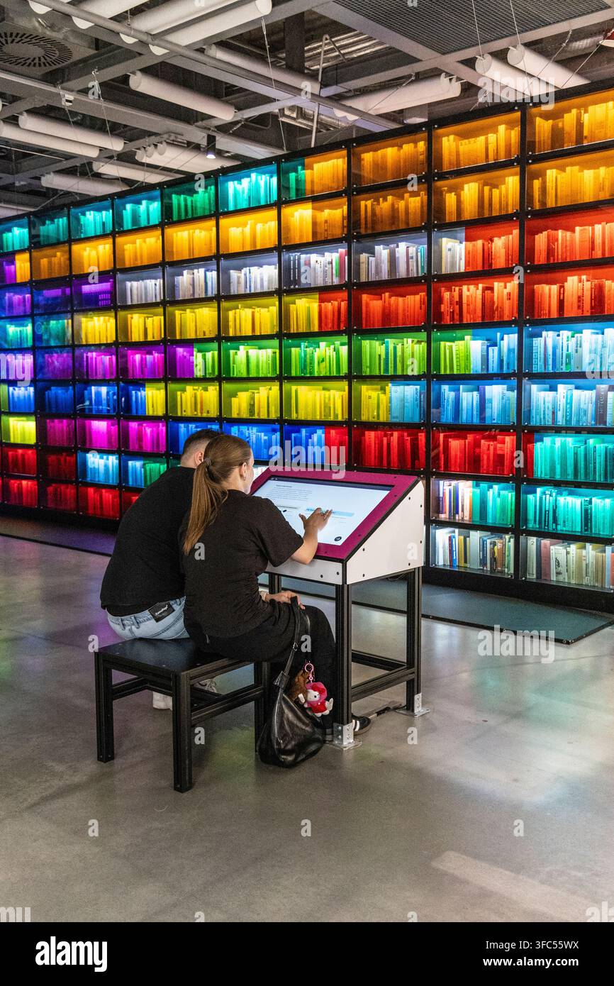 Visiteurs à une exposition interactive au Centre des sciences Copernic, Varsovie, Pologne Banque D'Images