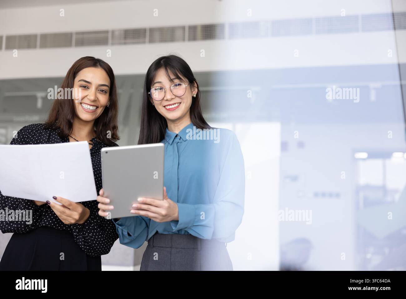 Portrait de deux coéquipières tenant une tablette et des documents Banque D'Images