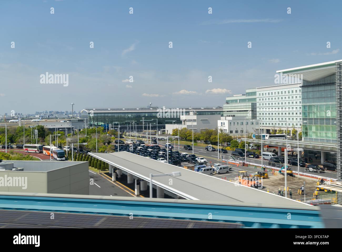 Tokyo, Japon – 20 avril 2026 : complexe de l’aéroport de Haneda comprenant des bâtiments terminaux, des voies d’accès et des infrastructures de transport sous un ciel dégagé Banque D'Images