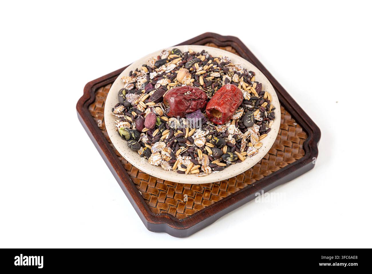 Mélange d'ingrédients bruts pour le porridge de riz noir et de mûrier Banque D'Images