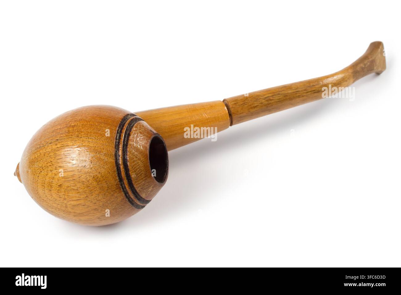 Pipe en bois sur fond blanc avec ombre. Pipe en bois antique en gros plan. Banque D'Images