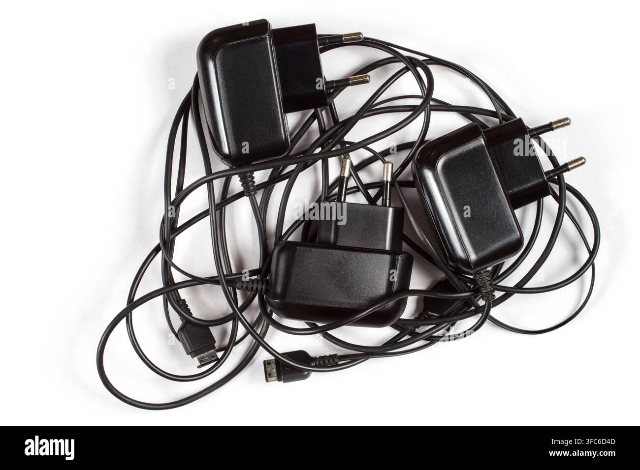 Chargeurs pour téléphones avec câbles emmêlés. Chargeurs filaires sur fond blanc. Banque D'Images