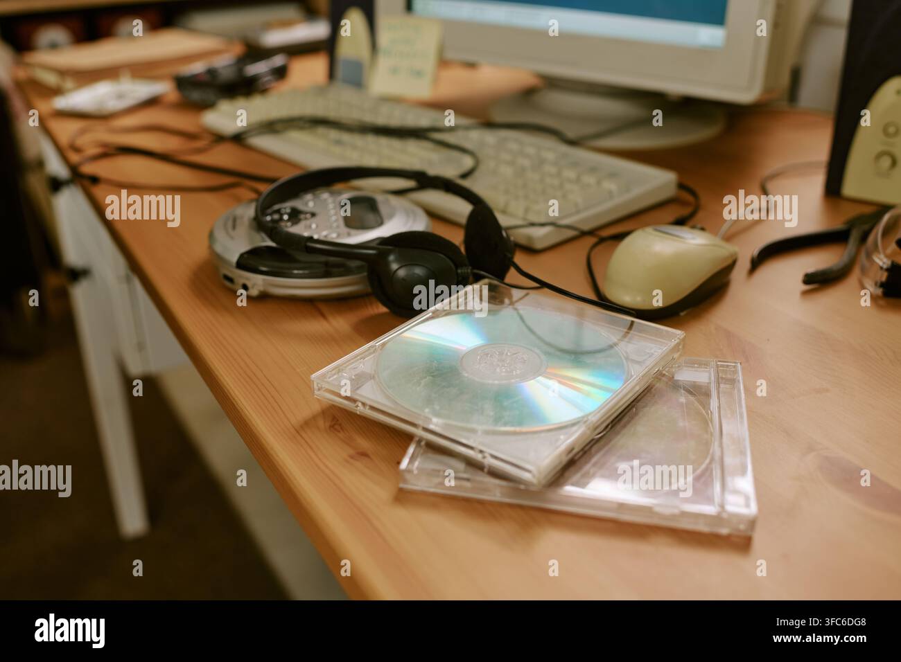 Bureau rétro avec ordinateur vintage et disques compacts Banque D'Images