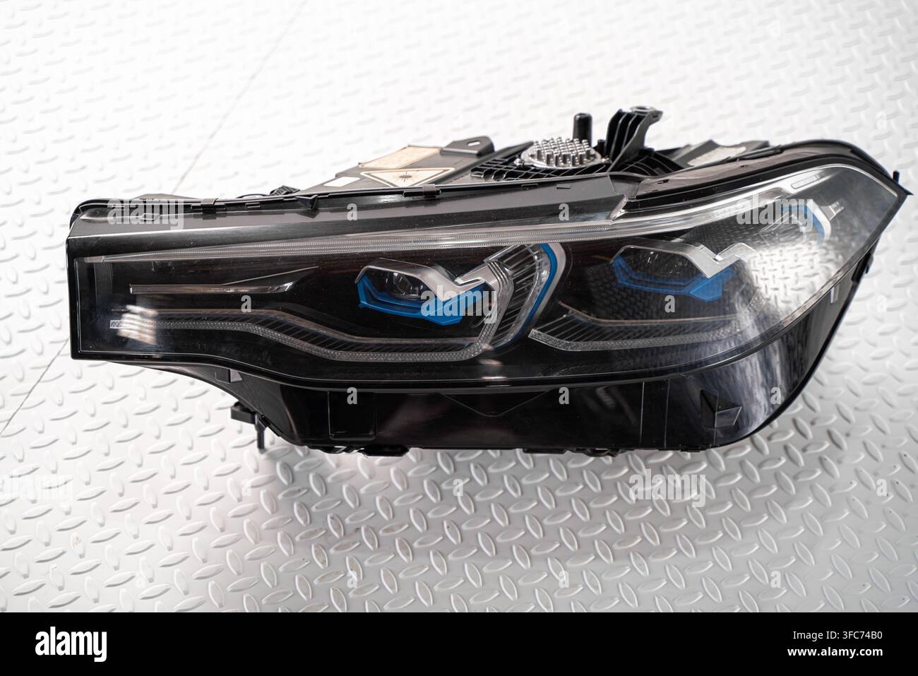 Un ensemble de phares laser LED BMW X7 est présenté comme une pièce de rechange automobile de marque sur fond blanc. Banque D'Images