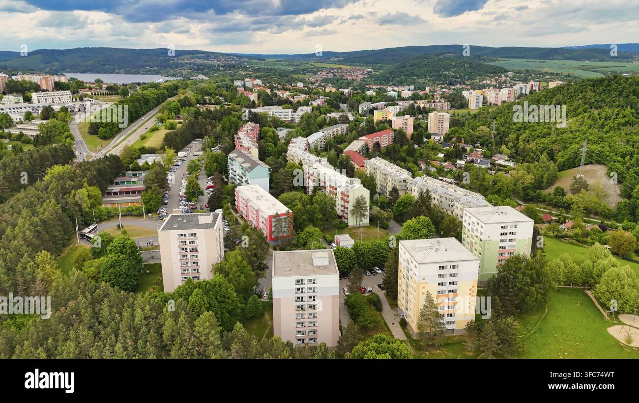 Maisons préfabriquées d'origine sur une cité HLM de l'ère communiste en Europe de l'Est et centrale après reconstruction, façade d'un appartement moderne Banque D'Images