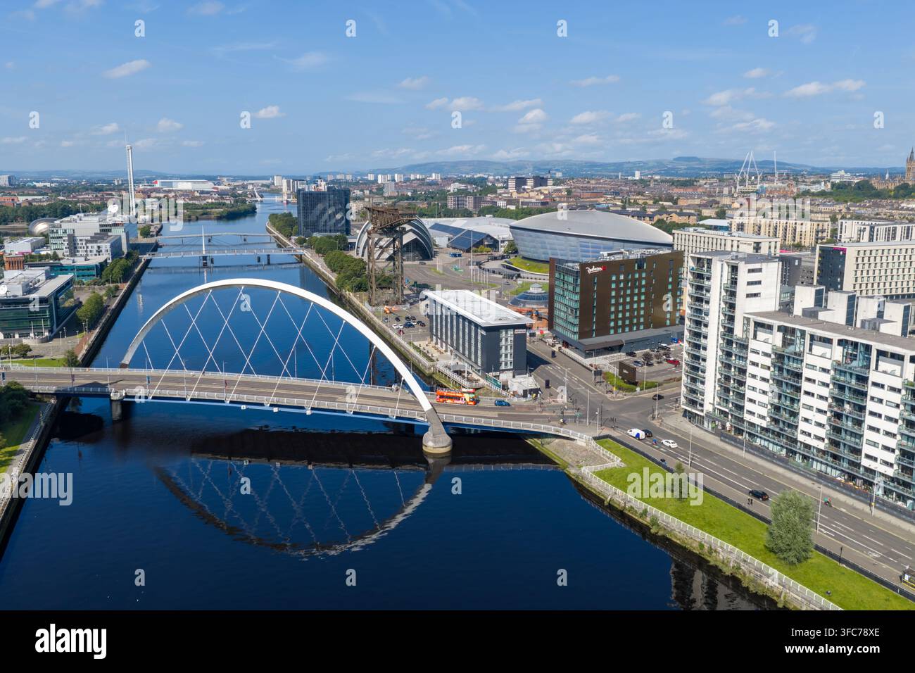La rivière Clyde traversant le centre de Glasgow, Écosse, avec la ligne d'horizon de la ville, le développement du front de mer et les ponts. Banque D'Images