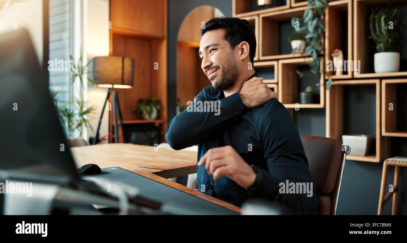 Homme d'affaires, ordinateur portable et douleurs cervicales au bureau avec inconfort dû à une tension musculaire ou une mauvaise posture. Homme ou employé frustré avec une colonne vertébrale et des épaules douloureuses Banque D'Images