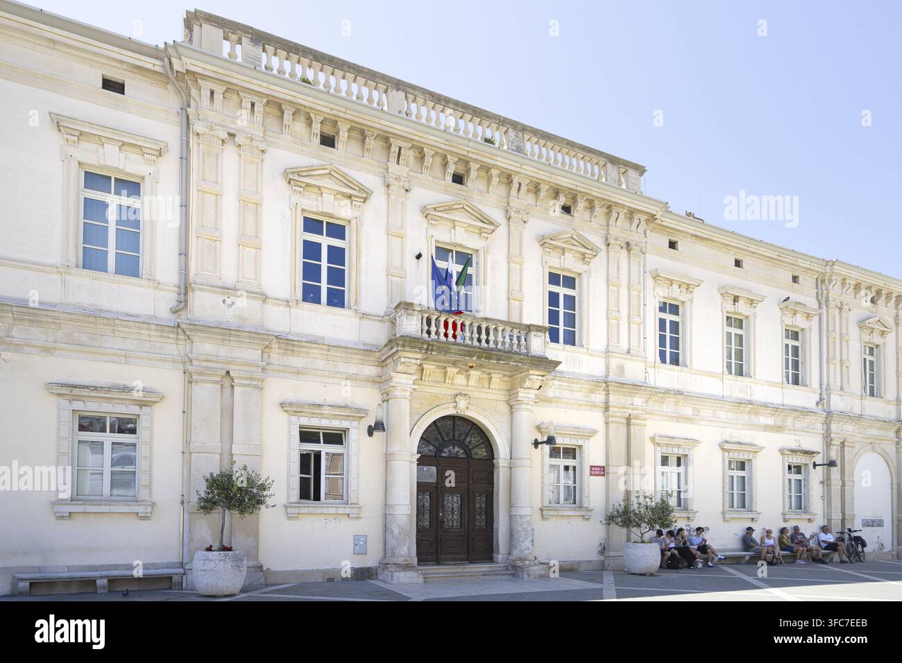 Piran, Slovénie. 26 mai 2026. Vue extérieure du bâtiment du tribunal de district dans le centre-ville Banque D'Images