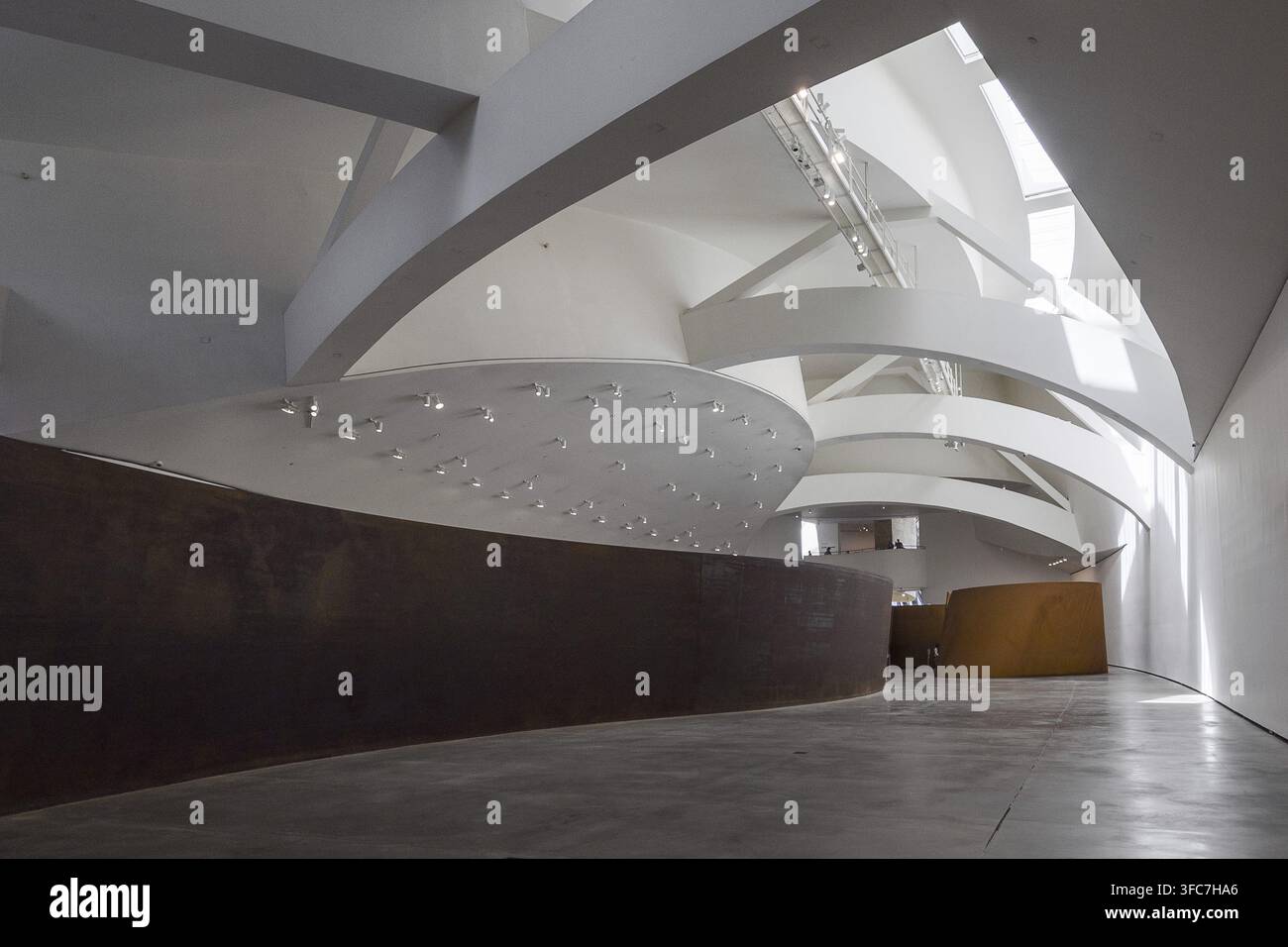 Espagne - Bilbao, La Question du Temps par Richard Serra au Musée Guggenheim Banque D'Images