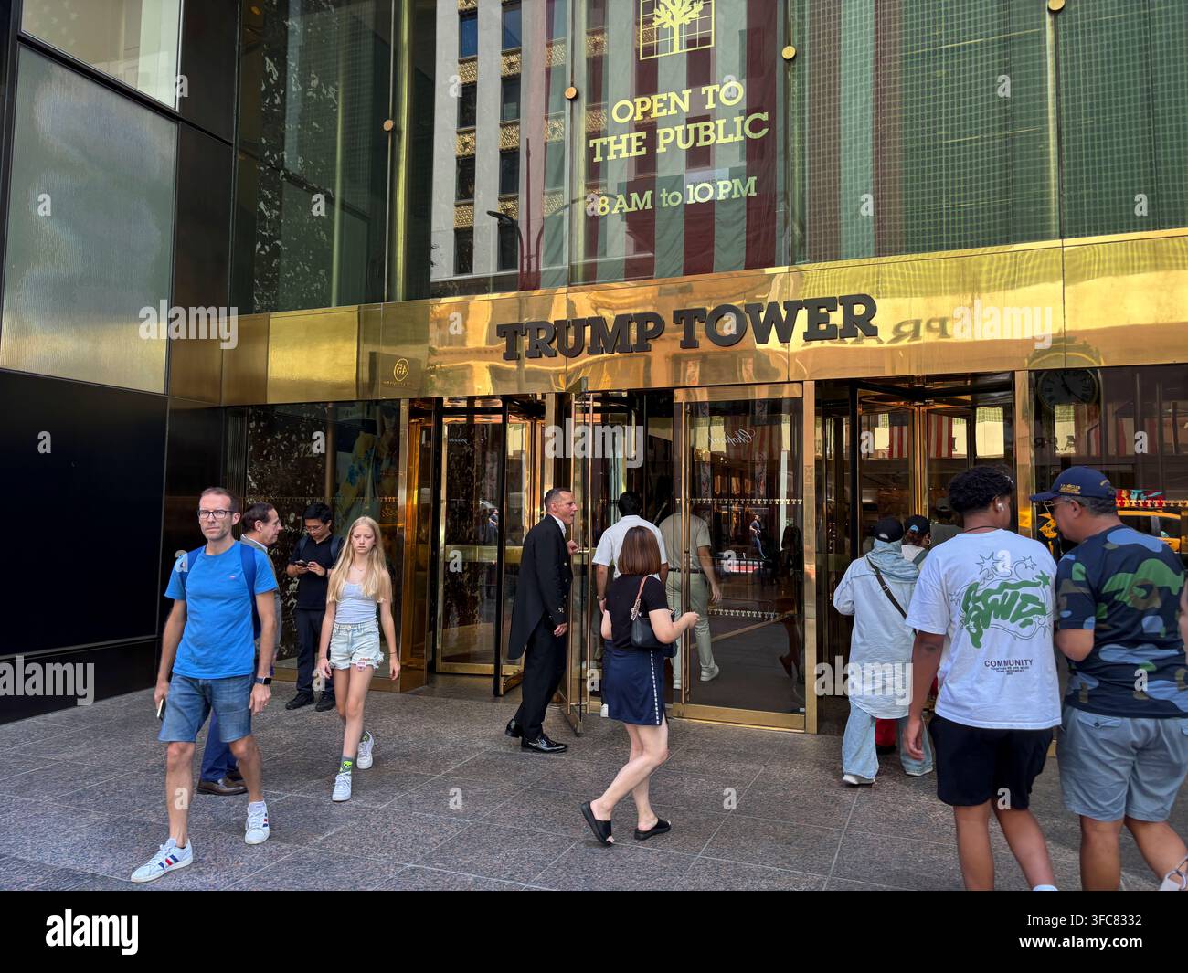 Les passants défilent devant les portes tournantes du Trump Tower, dont l’atrium est ouvert au public de 8 h à 22 h. New York, New York, États-Unis, 7 A Banque D'Images