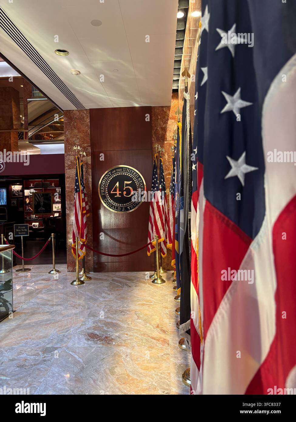 Le sceau présidentiel du premier mandat de Donald Trump et une rangée de drapeaux à l'entrée du bar 45 Wine and Whiskey dans le Trump Tower. New York, New Yo Banque D'Images