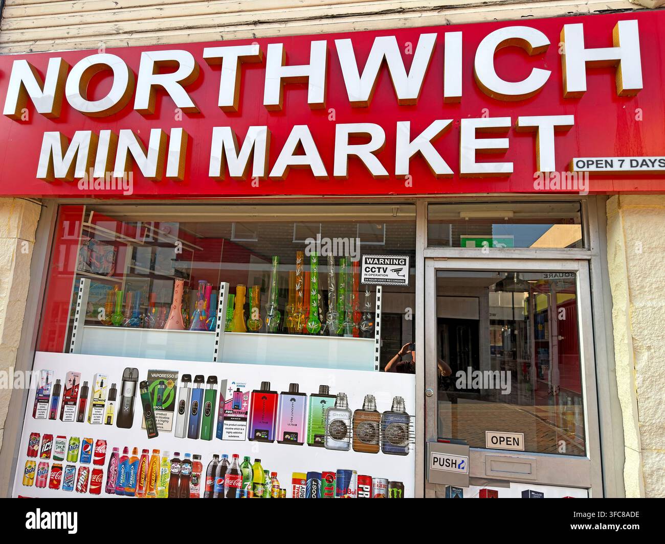 Northwich Mini Market sur Witton Street vendant des confiseries, des boissons, des cigarettes électroniques et des accessoires pour fumeurs dans le centre-ville avec une façade en plastique lumineuse Banque D'Images