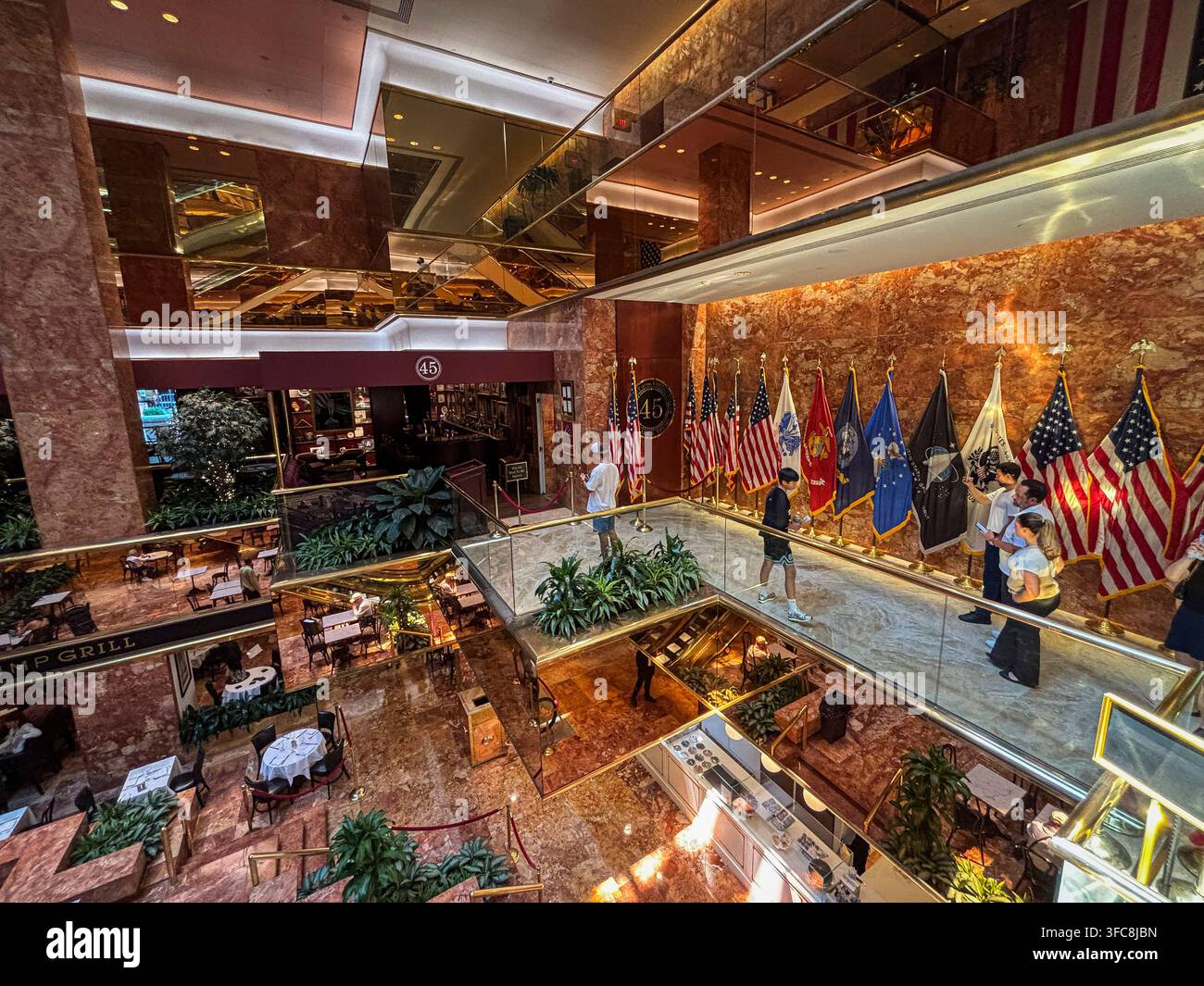 Vue générale de l'atrium du Trump Tower, avec le Trump Grill au niveau inférieur et le bar 45 au mezzanine. New York, New York, États-Unis, 7 Banque D'Images