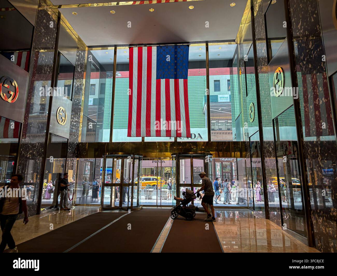 Le hall d'entrée de la Fifth Avenue du Trump Tower, avec un drapeau américain suspendu au-dessus des portes tournantes. New York, New York, États-Unis, 7 août 2026. Banque D'Images