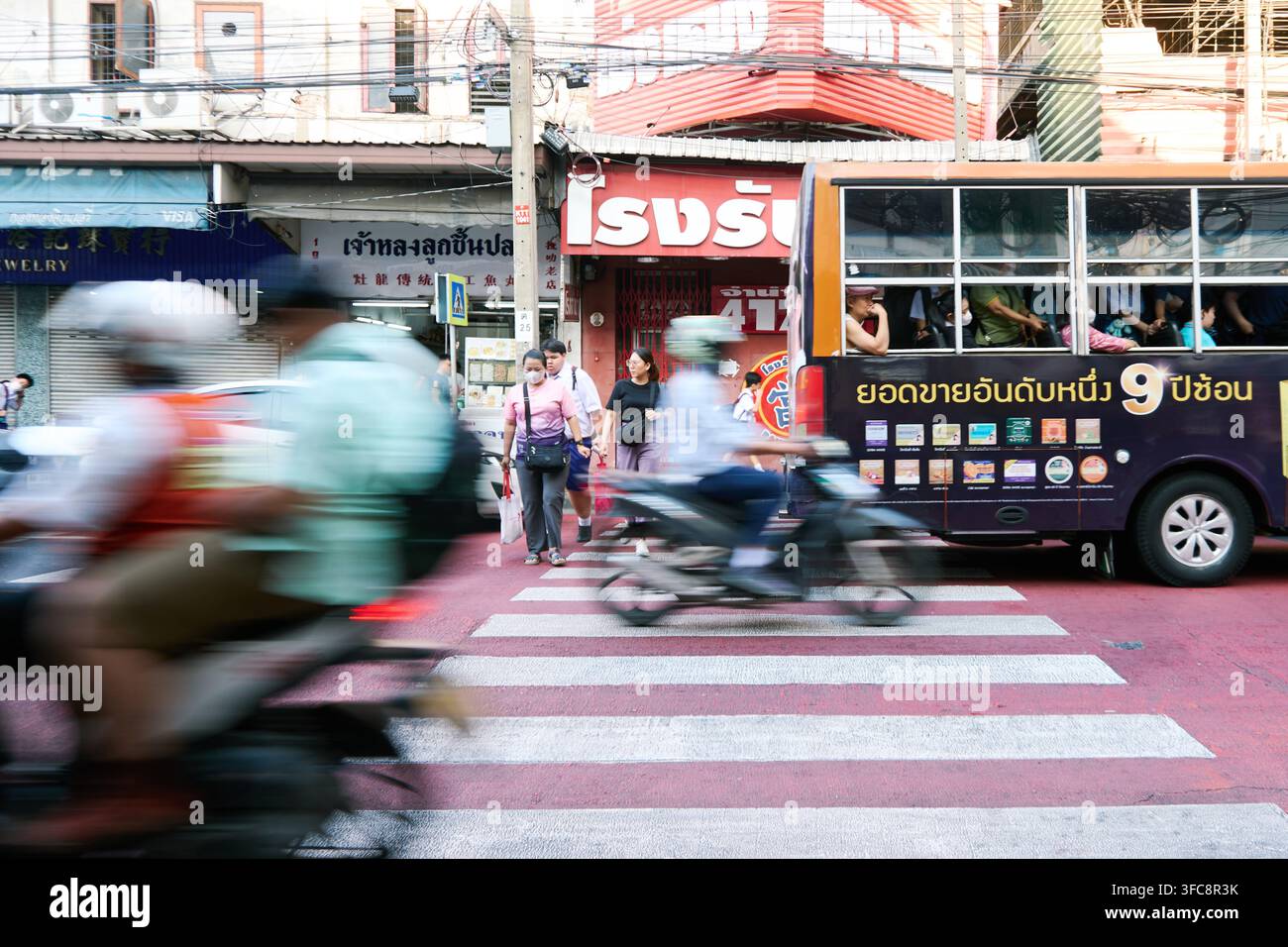Trafic matinal chargé sur la rue Si Lom à Bangkok, Thaïlande, capturé avec une vitesse d'obturation lente et une flou de mouvement. Banque D'Images
