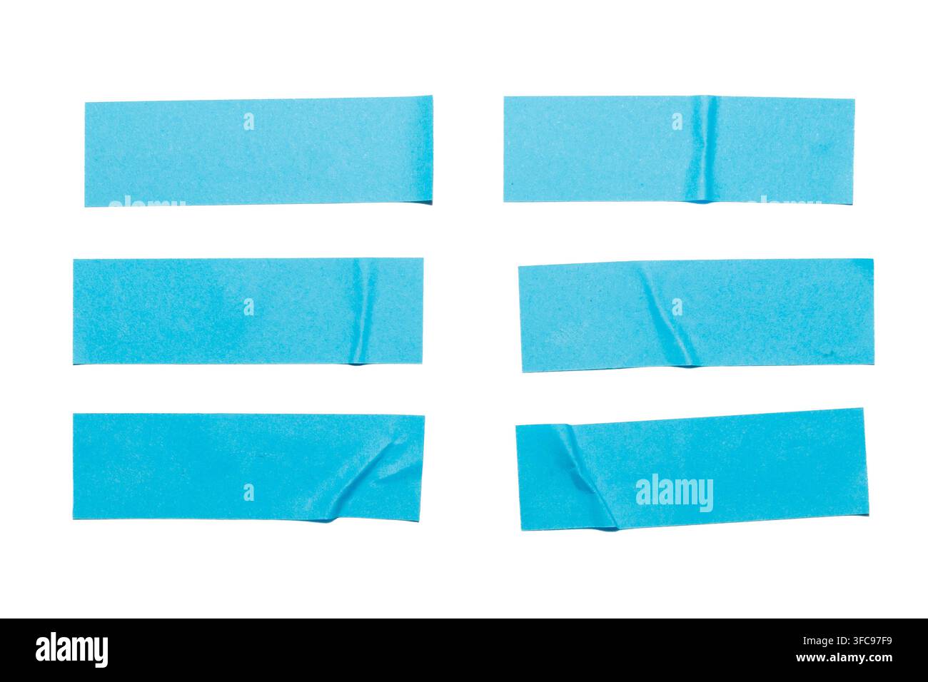 Ensemble de six étiquettes autocollantes en papier bleu isolées sur un fond blanc. Banque D'Images