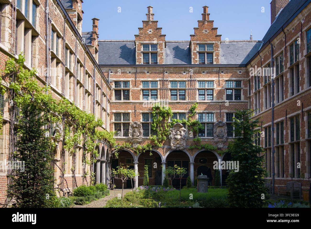 Musée Plantin-Moretus / Plantin-Moretusmuseum, Anvers, Belgique, jardin de la cour, une maison des années 1500. Banque D'Images