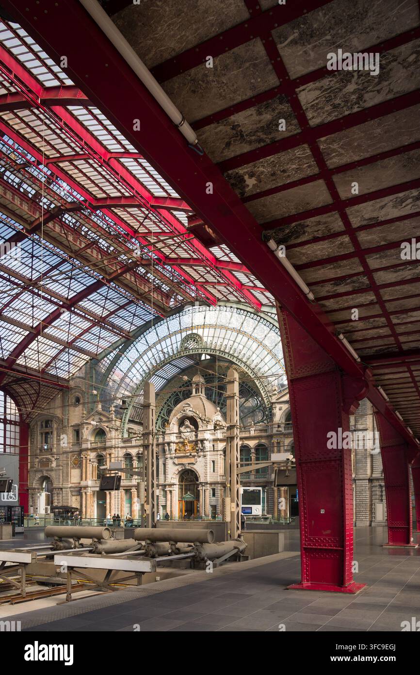 Station Antwerpen-Centraal / Gare Antwerp Central / Antwerp Central Railway Station, par Louis Delacenserie, 1905, vue de la verrière en fer et en verre. Banque D'Images