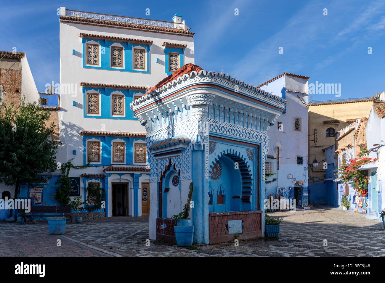 Place El Haouta avec une fontaine à quatre côtés le matin à la médina de Chefchaouen, Maroc Banque D'Images