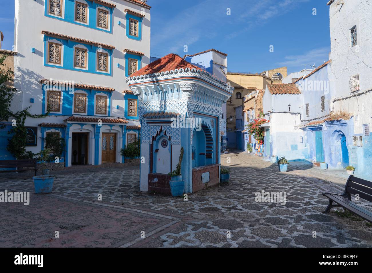 Place El Haouta avec une fontaine à quatre côtés le matin à la médina de Chefchaouen, Maroc Banque D'Images