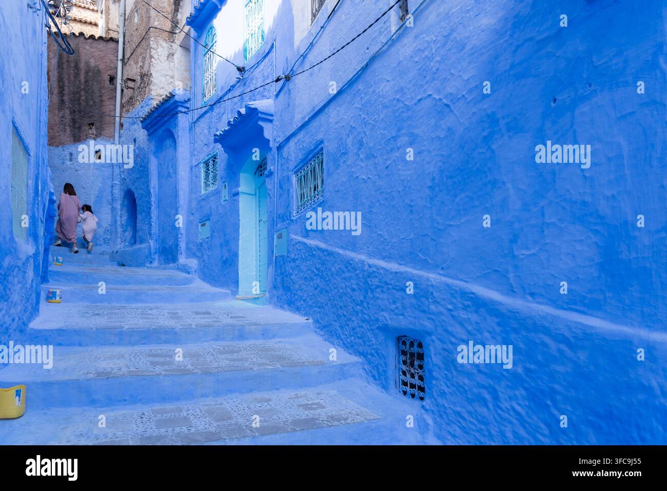 Une allée peinte en bleu dans la médina de Chefchaouen, au Maroc. Banque D'Images