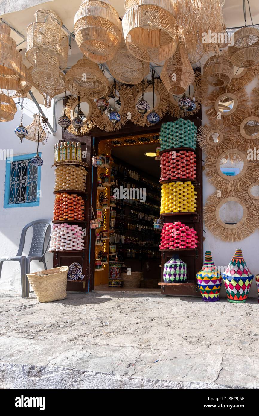 Une boutique avec des souvenirs touristiques exposés à la vente à Chefchaouen, Maroc. Banque D'Images